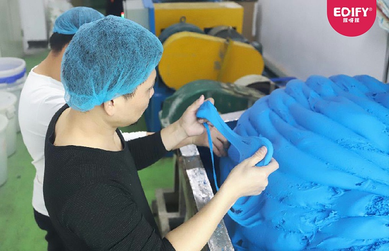 超轻粘土粘合搅拌.