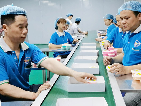 捏呀捏-员工车间包装